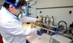 Un chercheur travaille à l'étude sur les nanoparticules dans un laboratoire de l'Institut national de Recherche et de Sécurité (INRS), le 31 mars 2011 à Vandoeuvre-lès-Nancy