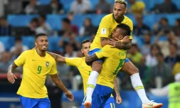 Le Brésilien Paulinho (c) félicité par Neymar, Gabriel Jesus et Philippe Coutinho, après son but contre la Serbie, le 27 juin 2018 à Moscou