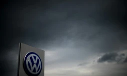 Le logo de Volkswagen à Hanovre, dans le centre de l'Allemagne, le 22 septembre 2015