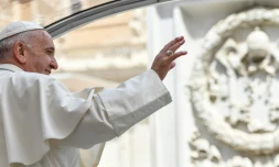 Le pape François salue des fidèles le 29 mai 2019, place Saint Pierre, au Vatican