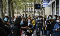 Des personnes masquées font la queue devant un laboratoire d'analyses médicales pour passer un test de dépistage du Covid-19, le 29 août 2020 à Paris