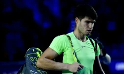 L'Espagnol Carlos Alcaraz quitte le court aprÚs sa défaite en match d'ouverture aux Masters ATP contre Alexander Zverev lundi à Turin
