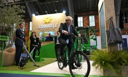 Boris Johnson teste un vélo électrique lors de la conférence annuelle des Conservateurs à  Manchester le 5 octobre 2021