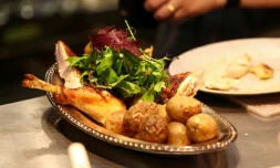 Une assiette de poulet roti au restaurant Gigi's à New York le 26 avril 2026