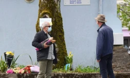 Des habitants dĂ©posent des fleurs lĂ oĂč une policiĂšre municipale a Ă©tĂ© agressĂ©e Ă la Chapelle-sur-Erdre, prĂšs de Nantes, le 29 mai 2021