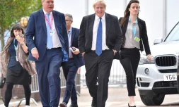 L'homme politique conservateur britannique Boris Johnson (C) arrive à l'hôtel du centre où se tient le congrès des Tories à Birmingham, le 2 octobre 2018