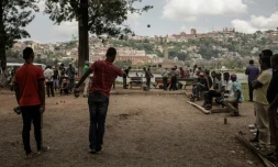 Des boulistes amateurs tirent et pointent sur un terrain de fortune au bord du majestueux lac Anosy, au centre de la capitale malgache