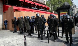 Des policiers en position devant le restaurant La Rotonde, le 1er mai 2019 dans le quartier de Montparnasse Ă Paris