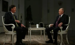 Le président russe Vladimir Poutine (d) lors d'une interview avec le journaliste américain Tucker Carlson, le 6 février 2024 au Kremlin, à Moscou