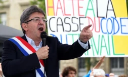 Le chef du parti La France insoumise Jean-Luc Mélenchon devant les manifestants contre la réforme du code du travail à Paris, le 12 juillet 2017