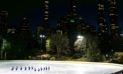 Des élÚves et patineuses artistiques de l'association new-yorkaise FSH - "Figure Skating in Harlem" - sur la patinoire de Central Park à Manhattan pour leur gala le 4 février 2024