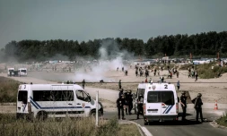 Des CRS dispersent des migrants prĂšs du port de Calais, le 21 septembre 2016