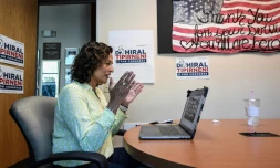 Dr. Hiral Tipirneni,  candidate démocrate pour être élue à la chambre des représentants dans la 6e circonscription de l'Arizona, dans son local de campagne, parle à ses soutiens via Zoom depuis Phoenix le 17 octobre 2020