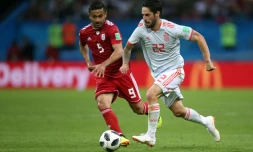 Le meneur de jeu espagnol Isco conduit le ballon devant l'Iranien Omid Ebrahimi, le 20 juin 2018 à Kazan  
