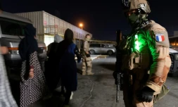 Photographie fournie par l'Etat-major des Armées français le 24 août 2021 montrant un soldat français surveillant une évacuation à l'aéroport de Kaboul 