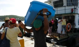 Des habitants de Granna Island évacués à l'approche de l'ouragan Matthew le 2 octobre 2016 à Santiago de Cuba