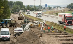 Des ouvriers creusent les fondations d'un mur le long d'une route menant Ă Calais, le 20 septembre 2016