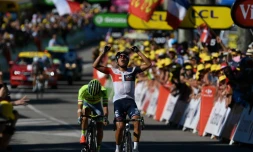 Le Colombien Jarlinson Pantano (IAM) exulte en franchissant en tĂȘte la ligne d'arrivĂ©e de la 15e Ă©tape du Tour, le 17 juillet 2016 Ă Culoz