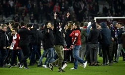Scènes surréalistes de supporters lillois mécontents de leur équipe, sur la pelouse, à l'issue du match contre Montpellier, le 10 mars 2017 à Villeneuve-d'Ascq