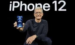 Photo diffusée par Apple, du PDG Tim Cook qui présente l'iPhone 12 Pro à Cupertino, Californie, le 13 octobre 2020