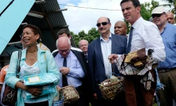 La ministre de l'Outre-mer George Pau-Langevin et le Premier ministre Manuel Valls le 1er mai 2016 à Lifou en Nouvelle Calédonie