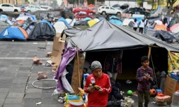 Des enfants jouent dans un camp de migrants à Mexico, le 26 décembre 2023