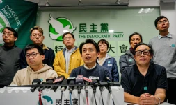 Lo Kin-hei (C), le dirigeant du Parti démocrate lors d’une conférence de presse, le 14 décembre 2025 à Hong Kong
