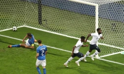 Le défenseur français Samuel Umtiti (d) buteur lors du match amical face à l'Italie à Nice le 1er juin 2018 