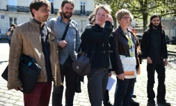 Des membres d'une délégation d'occupants de la ZAD de Notre-Dame-des-Landes arrivent pour une réunion avec la préfÚte des Pays de la Loire et le ministre de la Transition écologique le 18 avril 2018 à Nantes