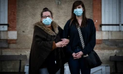 Nadine et sa fille Emmanuelle, photographiées devant le local du Secours populaire le 23 novembre 2020 à Saint-Gaudens