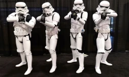 Des fans de la saga "Star Wars" déguisés en soldats impériaux lors d'une convention le 16 avril 2015 à Anaheim, en Californie.