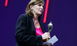 MichÚle Léridon, directrice de l'information de l'AFP, reçoit pour le photographe Mahmoud Hams le prix Bayeux-Calvados "Trophée photo - Prix Nikon" pour son travail "Affrontements à la frontiÚre avec Gaza", le 13 octobre 2018 à Bayeux