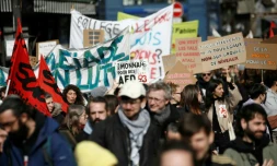 Des manifestants brandissent des pancartes alors qu'ils marchent vers le ministĂšre de l'Ăducation nationale, Ă Paris, le 7 mars 2024