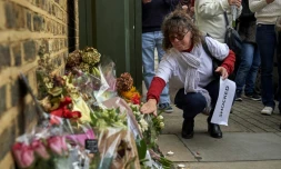 Des fleurs déposées après une marche le 8 octobre 2017 à Londres en hommage à Sophie Lionnet, une jeune fille au pair française retrouvée morte en septembre 