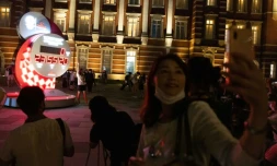 Rassemblement devant l'horloge du compte à rebours, à la veille du coup d'envoi des Jeux olympiques de Tokyo-2020, à Tokyo le 22 juillet 2021