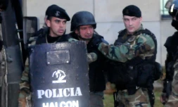 L'ex-secrétaire aux Travaux publics d'Argentine, José Lopez, escorté par la police jusqu'au tribunal de Buenos Aires, le 15 juin 2016 