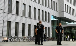 Des policiers devant l'entrĂ©e de l'hĂŽpital de la CharitĂ© oĂč est soignĂ© l'opposant russe AlexeĂŻ Navalny, le 24 aoĂ»t 2020 Ă Berlin