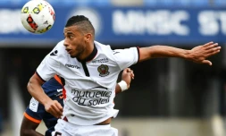 La recrue de Nice Younes Belhanda reprend un ballon de la tĂȘte face Ă Montpellier, le 18 septembre 2016 Ă La Mosson