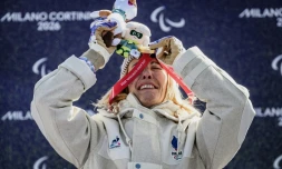 La Française Cécile Hernandez sur le podium après son titre paralympique en snowboard cross, le 8 mars 2029 à Cortina d'Ampezzo (Italie)