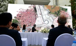 Le patron de la F1, Chase Carey (c) en conférence de presse regarde la carte du circuit qui accueillera le 1er GP de F1 au Vietnam, le 7 novembre 2018 à Hanoi