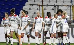 Wendie Renard (d) félicitée par ses coéquipières après son but pour Lyon face à Wolfsbourg, en Ligue des champions, le 20 mars 2019