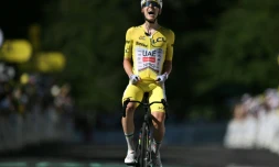 Le maillot jaune Tadej Pogacar franchit en vainqueur la ligne d'arrivée de la 10e étape du Tour de France, au Lioran, le 14 juillet 2026