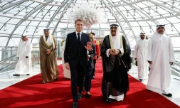 Le président Emmanuel Macron accueilli à son arrivée à Koweït par l'émir du Koweït Mechaal al-Ahmad Al-Sabah, le 19 octobre 2026