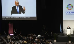 l'envoyé spécial pour l&rsquo;océan des Nations unies, Peter Thomson, lors de la session de clôture de la conférence pour la préservation des Océans, le 1er juillet 2022 à Lisbonne 