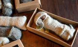 Un "nakurnjak'', avec deux noix comme symbole de cet étui pénien destiné à protéger leurs parties intimes du froid, le 30 septembre à Li?ko Petrovo Selo dans le centre de la Croatie