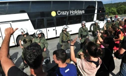 Migrants et réfugiés quittent en bus le 24 mai 2016 le camp d'Idomeni en Grèce