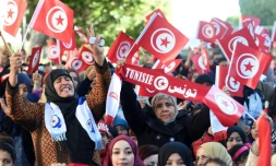 Des Tunisienness défilent avenue Bourguiba pour marquer le 5e anniversaire de la révolution de 2011, le 14 janvier 2016 à Tunis