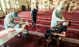 Test pratiqué pour détecter le coronavirus dans une mosquée à Gaza, le 20 septembre 2020