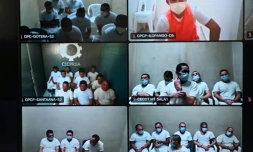 Montage d'images diffusé par le bureau du procureur général du Salvador, le 1er avril 2026, montrant des prisonniers détenus dans différentes prisons, lors d'un procès collectif en ligne enregistré au Centre judiciaire de lutte contre le crime organisé, à Soyapango, au Salvador, le 23 mars 2026