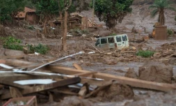 Le village de Bento Rodrigues touché par un tsunami de déchets miniers boueux après la rupture d'un barrage de la compagnie Samarco, le 8 novembre 2015 au Brésil